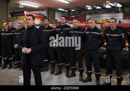 Exclusive - l'ancien Premier ministre et candidat à la primaire de la gauche Manuel Valls visit le centre de secours principal d'Evry, le 31 dicembre 2016. Manuel Valls accueilli par Laurent Sauvageot, commandant, rencontre avec les safeurs-pompiers de la caserne d'Evry et présentation du dispositif de secours mis en place pour le réveillon du nouvel nouan, pendant sa visite. Foto di Eliot Blondt/ABACAPRESS.COM Foto Stock