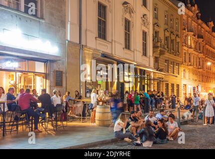 Brno (Brünn), ristorante all'aperto in via Behounska, persone che si trovano in strada nella città vecchia, Jihomoravsky, Südmähren, Moravia meridionale, ceco Foto Stock