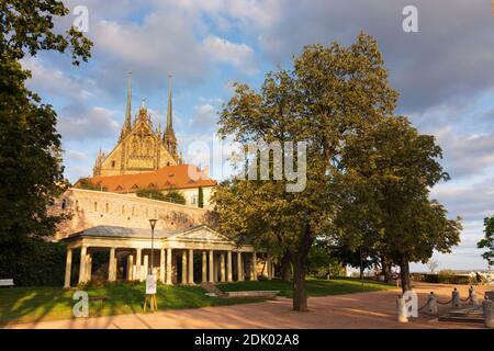 Brno (Brünn), Denis Gardens (Denisovy sady), colonnato, 1818 obelisco per commemorare la fine delle guerre napoleoniche, Cattedrale di San Pietro e Paolo nella Città Vecchia, Jihomoravsky, Südmähren, Moravia Sud, Ceco Foto Stock