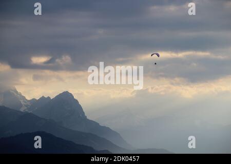 Parapendio, umore nuvoloso, nuvole tempesta di fronte al Waxenstein Foto Stock