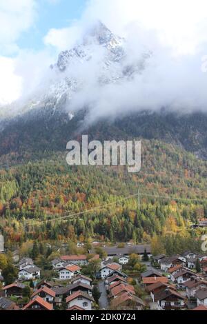 Vista sul Karwendel su Mittenwald, umore foggy Foto Stock