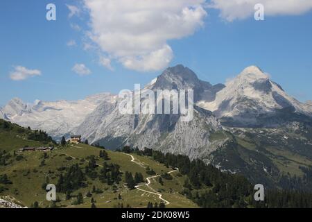 Vista da Schachentor a Schachen con Schachenschloss, sullo sfondo Zugspitze e Alpspitze Foto Stock