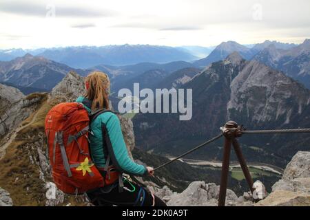 Höhenweg su Mittenwald donna con via ferrata impostata da dietro Foto Stock