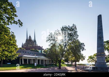 Brno (Brünn), Denis Gardens (Denisovy sady), colonnato, 1818 obelisco per commemorare la fine delle guerre napoleoniche, Cattedrale di San Pietro e Paolo nella Città Vecchia, Jihomoravsky, Südmähren, Moravia Sud, Ceco Foto Stock