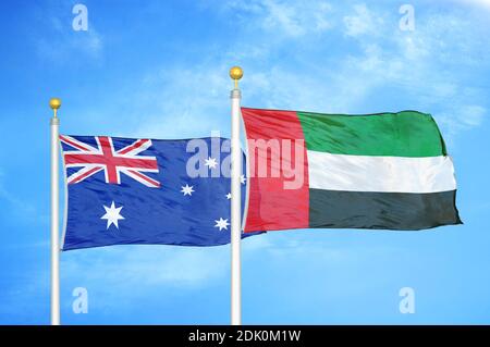 Australia ed Emirati Arabi Uniti due bandiere su flagpoli e. cielo blu nuvoloso Foto Stock