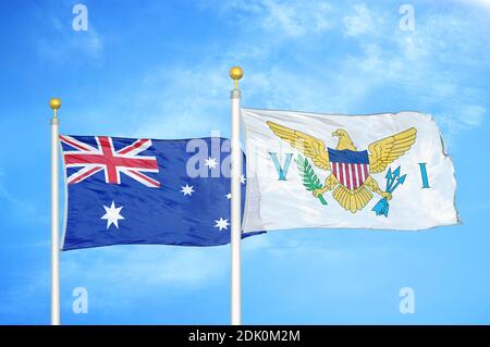 Australia e Isole Vergini Stati Uniti due bandiere su flagpoli e cielo blu Foto Stock