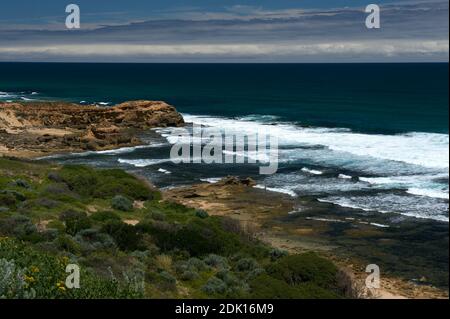 La costa dello stretto di Bass del Parco Nazionale di Point Nepean ha molte spiagge rocciose, proprio come questa! Proteggono Port Phillip Bay dai mari accidentati. Foto Stock