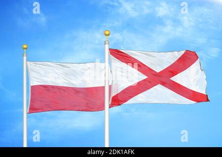 Polonia e Irlanda del Nord due bandiere su flagpoli e blu cielo nuvoloso Foto Stock