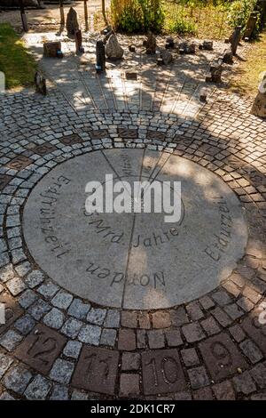 Germania, Borken, Borken-Weseke, Parco Naturale Hohe Mark Westmuensterland, Muensterland, Westfalia, Renania Settentrionale-Vestfalia, giardino geologico presso gli Heimathaus nel Quellengrundpark, orologio della terra per rappresentare la storia della terra Foto Stock