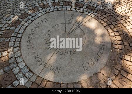 Germania, Borken, Borken-Weseke, Parco Naturale Hohe Mark Westmuensterland, Muensterland, Westfalia, Renania Settentrionale-Vestfalia, giardino geologico presso gli Heimathaus nel Quellengrundpark, orologio della terra per rappresentare la storia della terra Foto Stock