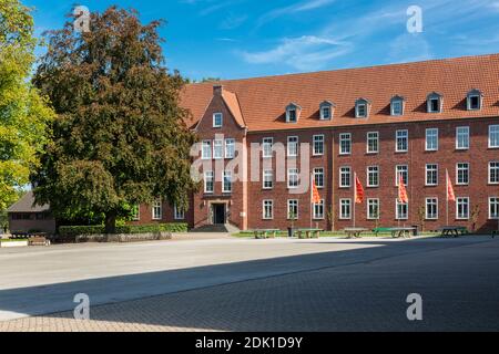 Germania, Borken, Borken-Burlo, Borken-Borkenwirthe, Hohe Mark Westmuensterland Nature Park, Muensterland, Westfalia, Renania Settentrionale-Vestfalia, Mariengarden Monastery con Chiesa cattolica di Rettorato e Chiesa del Monastero di Santa Maria, Monastero degli Oblati della Vergine Immacolata, ex Oblate School of Mission, oggi Oblate Missionaries, Gymnasium Foto Stock