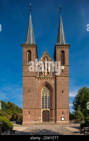 Germania, Borken, Borken-Rhedebruegge, Parco Naturale Hohe Mark Westmuensterland, Muensterland, Westfalia, Renania Settentrionale-Vestfalia, chiesa parrocchiale di Santa Maria Immaculata, chiamata anche Dom zu Rhedebruegge e Cappella dei Tebings, chiesa cattolica, chiesa votiva, chiesa in mattoni, neo-gotico Foto Stock