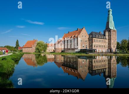 Germania, Raesfeld, Parco Naturale Hohe Mark Westmuensterland, Muensterland, basso Reno, Westfalia, Nord Reno-Westfalia, Castello di Raesfeld, castello fossato, Rinascimento, giardini del castello, stagno, fossato, riflesso dell'acqua Foto Stock