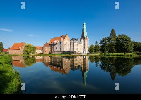 Germania, Raesfeld, Parco Naturale Hohe Mark Westmuensterland, Muensterland, basso Reno, Westfalia, Nord Reno-Westfalia, Castello di Raesfeld, castello fossato, Rinascimento, giardini del castello, stagno, fossato, riflesso dell'acqua Foto Stock