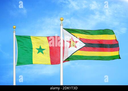 Senegal e Zimbabwe due bandiere su paletti e blu nuvoloso cielo Foto Stock