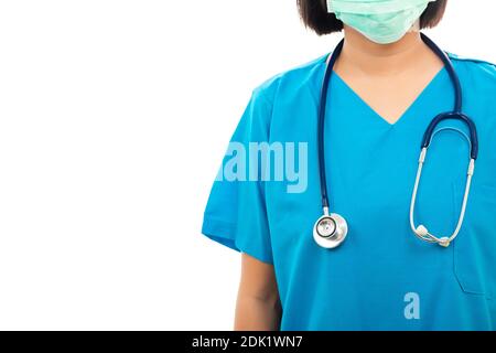 Un'infermiera fidata in piedi con stetoscopio, medico donna in uniforme blu, studio girato isolato su sfondo bianco, salute medica concep Foto Stock