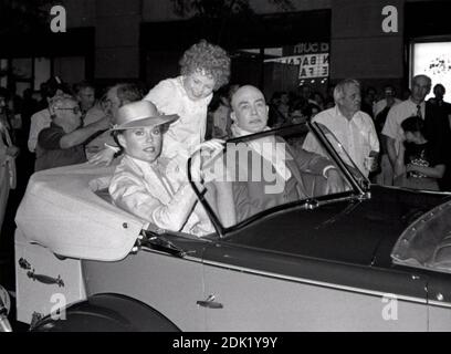 ***FILE PHOTO** Ann Reinking è passato via a 71. Ann Reinking, Aileen Quinn e Albert Finney durante le riprese di "Annie" in location presso radio City Music Hall il 1° maggio 1982 a New York City. Credito: Walter McBride/MediaPunch Foto Stock