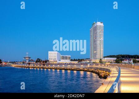 Germania, Schleswig-Holstein, Baia di Lübeck, Ostseebad Travemünde, Vista dal Nordermole al nuovo Hotel Aja e piscina, accanto all'Hotel Maritim, Foto Stock