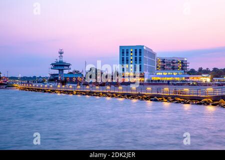 Germania, Schleswig-Holstein, Baia di Lübeck, Ostseebad Travemünde, Vista dal Nordermole all'hotel Aja e piscina, Foto Stock