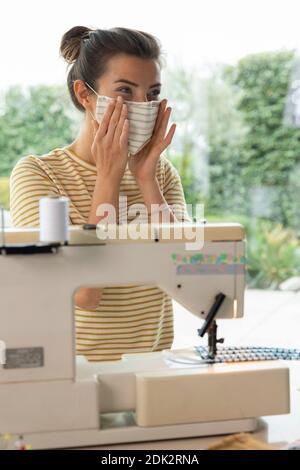 giovane donna cucce bocca e maschera al naso Foto Stock