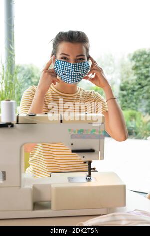 giovane donna cucce bocca e maschera al naso Foto Stock