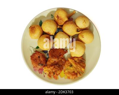 Cucina fritta di strada preferita indiana Pakora anche conosciuto come Pakoda, Bhajiya, Bhajia, Methi Gota, Kanda Bhaji, Pyaz Pakoda, Fried Chilis, cipolla Wada, Pota Foto Stock