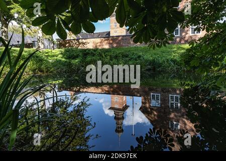 Castello di fronte a Husum, riflesso nel fossato, Mare del Nord, Schleswig-Holstein, Germania, Europa Foto Stock