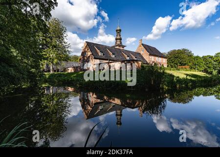 Castello di fronte a Husum, riflesso nel fossato, Mare del Nord, Schleswig-Holstein, Germania, Europa Foto Stock