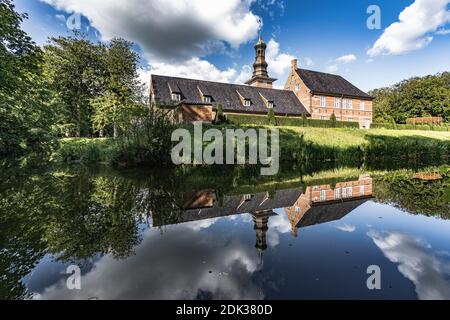 Castello di fronte a Husum, riflesso nel fossato, Mare del Nord, Schleswig-Holstein, Germania, Europa Foto Stock