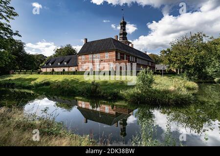 Castello di fronte a Husum, riflesso nel fossato, Mare del Nord, Schleswig-Holstein, Germania, Europa Foto Stock