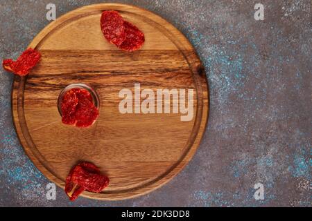 Concetto di cibo in scatola vegetariano fermentato. Pomodori secchi sottaceto in un vaso di vetro. Il concetto di cibo in scatola. Foto Stock