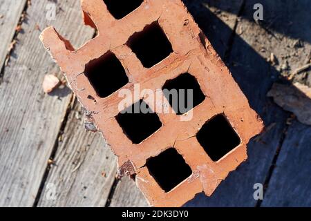 Mattoni rotti a terra dopo aver costruito un'esplosione. Industria edile Foto Stock