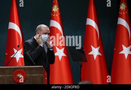 Il presidente turco Recep Tayyip Erdogan, fa dichiarazioni dopo la presidenza della riunione del gabinetto ad Ankara, Turchia, il 14 dicembre 2020. Foto di Depo Foto/ABACAPRESS.COM Foto Stock