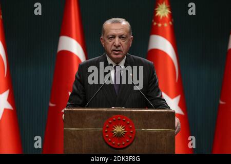 Il presidente turco Recep Tayyip Erdogan, fa dichiarazioni dopo la presidenza della riunione del gabinetto ad Ankara, Turchia, il 14 dicembre 2020. Foto di Depo Foto/ABACAPRESS.COM Foto Stock