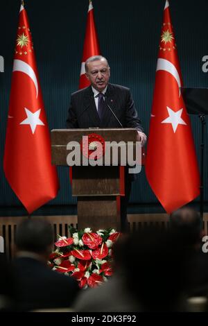 Il presidente turco Recep Tayyip Erdogan, fa dichiarazioni dopo la presidenza della riunione del gabinetto ad Ankara, Turchia, il 14 dicembre 2020. Foto di Depo Foto/ABACAPRESS.COM Foto Stock