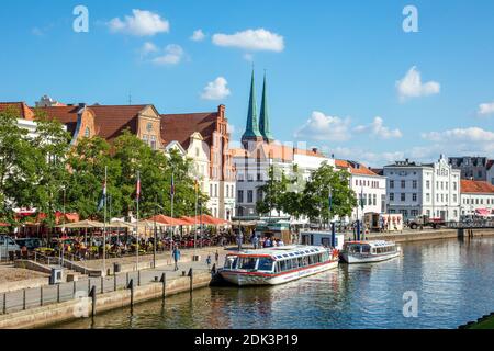 Germania, Schleswig-Holstein, Città anseatica di Lübeck, Vista dalla salinetta sopra il trave al molo sull'Obertrave, sullo sfondo le torri della Cattedrale di Lübeck, Foto Stock