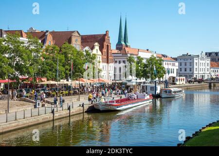 Germania, Schleswig-Holstein, città anseatica di Lübeck, sull'Obertrave, vista sulla canna da pesca della nave presso il deposito di sale sul trave fino alla cattedrale, Foto Stock