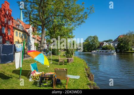 Germania, Schleswig-Holstein, Città anseatica di Lübeck, Estate in città, tempo libero sull'Obertrave, Foto Stock