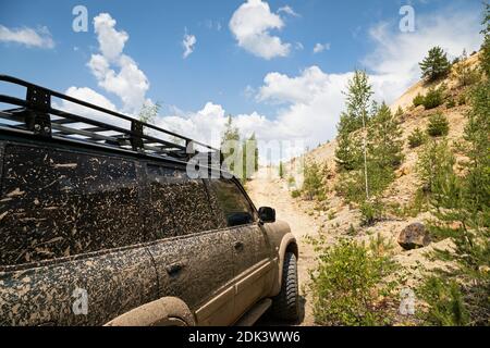 Gita offroad sulle montagne Afuseni in Transilvania, Romania con landrover Foto Stock