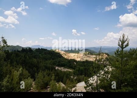 Foto scenografica della bellissima natura nelle montagne degli Afuseni , Transilvania in estate Foto Stock