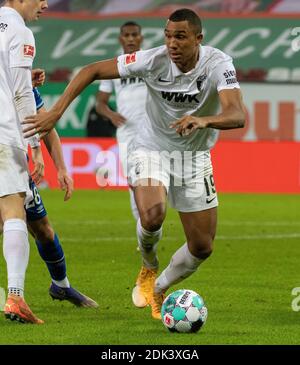 Augusta, Germania. 13 Dicembre 2020. Calcio: Bundesliga, FC Augusta - FC Schalke 04, 11° incontro nella WWK-Arena. Felix Uduokhai di Augsburg gioca la palla. Credito: Stefan Puchner/dpa - NOTA IMPORTANTE: In conformità con le norme del DFL Deutsche Fußball Liga e del DFB Deutscher Fußball-Bund, è vietato sfruttare o sfruttare nello stadio e/o nel gioco le fotografie scattate sotto forma di sequenze di immagini e/o serie di foto di tipo video./dpa/Alamy Live News Foto Stock