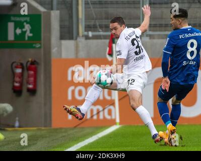 Augusta, Germania. 13 Dicembre 2020. Calcio: Bundesliga, FC Augusta - FC Schalke 04, 11° incontro nella WWK-Arena. Raphael Framberger (l) di Augusta combatte per la palla sul lato con il Suat Serdar di Schalke. Credito: Stefan Puchner/dpa - NOTA IMPORTANTE: In conformità con le norme del DFL Deutsche Fußball Liga e del DFB Deutscher Fußball-Bund, è vietato sfruttare o sfruttare nello stadio e/o nel gioco le fotografie scattate sotto forma di sequenze di immagini e/o serie di foto di tipo video./dpa/Alamy Live News Foto Stock