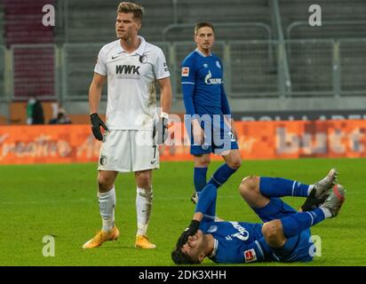 Augusta, Germania. 13 Dicembre 2020. Calcio: Bundesliga, FC Augusta - FC Schalke 04, 11° incontro nella WWK-Arena. Il Florian Niederlechner di Augusta (l) si trova accanto all'Ozan Kabak di Schalke. Credito: Stefan Puchner/dpa - NOTA IMPORTANTE: In conformità con le norme del DFL Deutsche Fußball Liga e del DFB Deutscher Fußball-Bund, è vietato sfruttare o sfruttare nello stadio e/o nel gioco le fotografie scattate sotto forma di sequenze di immagini e/o serie di foto di tipo video./dpa/Alamy Live News Foto Stock