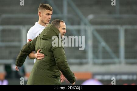 Augusta, Germania. 13 Dicembre 2020. Calcio: Bundesliga, FC Augusta - FC Schalke 04, 11° incontro nella WWK-Arena. Alfred Finnbogason di Augusta (l) abbracca Manuel Baum (Schalke). Credito: Stefan Puchner/dpa - NOTA IMPORTANTE: In conformità con le norme del DFL Deutsche Fußball Liga e del DFB Deutscher Fußball-Bund, è vietato sfruttare o sfruttare nello stadio e/o nel gioco le fotografie scattate sotto forma di sequenze di immagini e/o serie di foto di tipo video./dpa/Alamy Live News Foto Stock