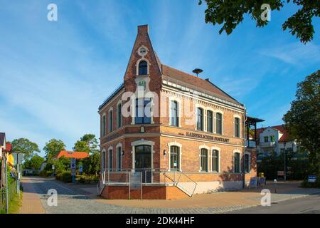 Germania, Meclemburgo-Pomerania occidentale, Fischland-Darss-Zingst, Ostseebad Wustrow, spiaggia baltica, Casa dell'amministrazione termale nel centro Foto Stock