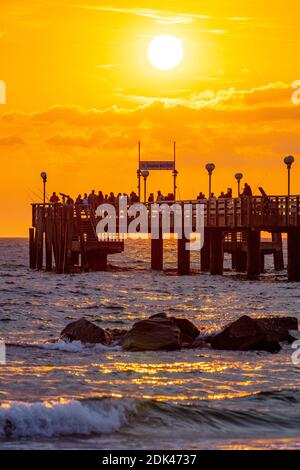 Germania, Meclemburgo-Pomerania occidentale, Fischland-Darss-Zingst, Ostseebad Wustrow, Pier alla luce della sera Foto Stock