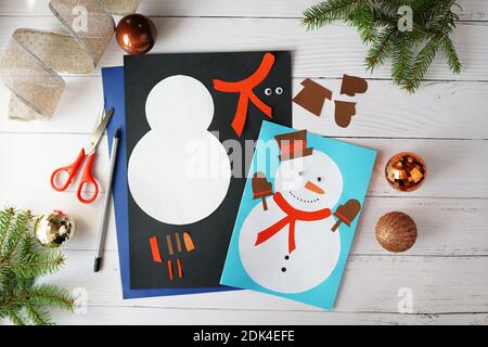 foto istruzioni di saluto carta di natale con pupazzo di neve. fatta a mano per bambini. Concetto DIY Foto Stock