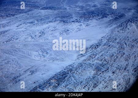 Vista aerea della neve Tian Shan (che significa la montagna celeste) vicino al tramonto nella regione autonoma di Xinjiang Uygur, nella Cina nord-occidentale, 12 dicembre 2020 Foto Stock