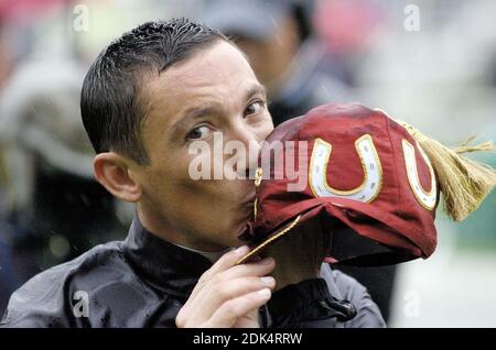 File photo datato 10-09-2005 di Frankie Dettori celebra la vittoria del Ladbrokes St Leger su Scorpion all'ippodromo di Doncaster. Foto Stock