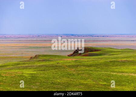 Vista sul lago salato Baskunchak. Una pietra simile alla testa di un animale o di un uomo antico. Formazione naturale unica nella steppa. Foto Stock